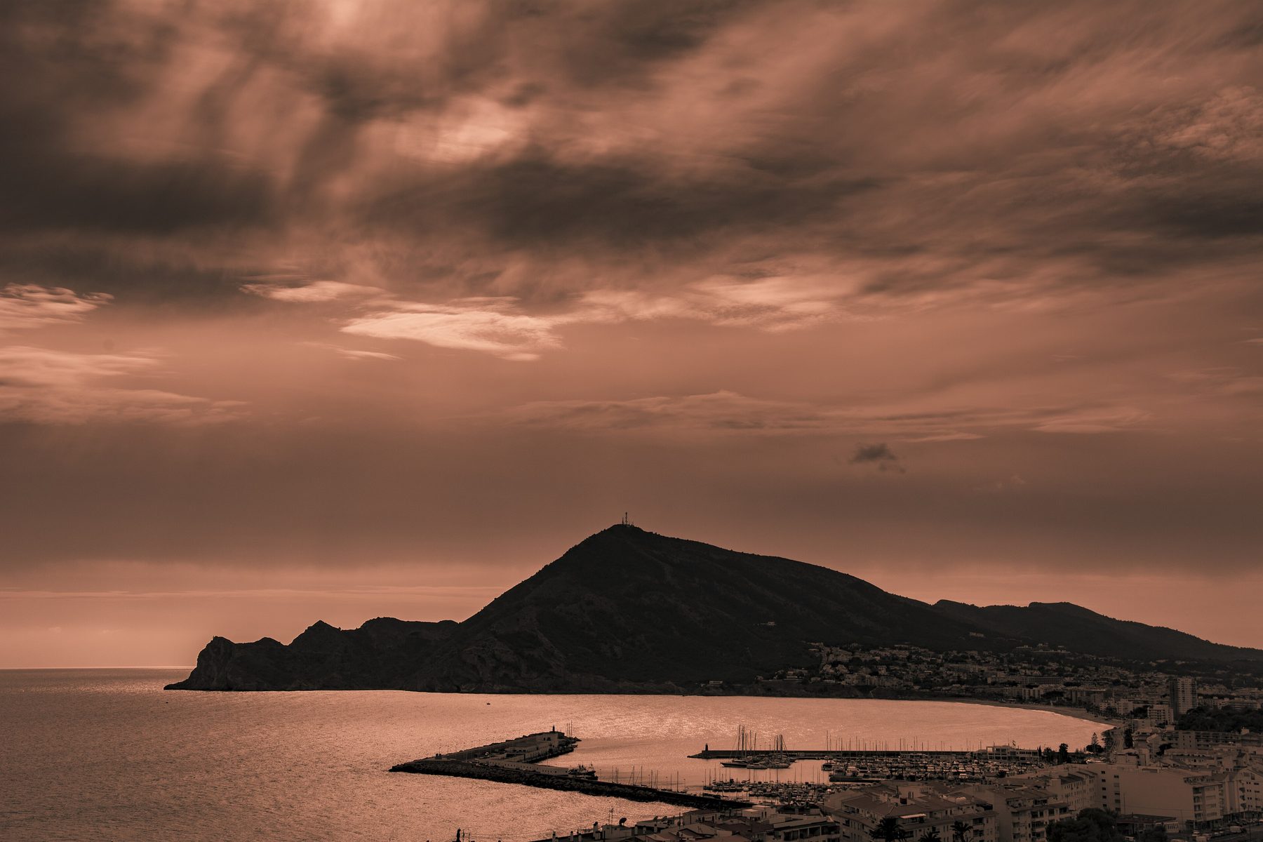 Atardecer sobre la bahía de Altea con el cielo encapotado