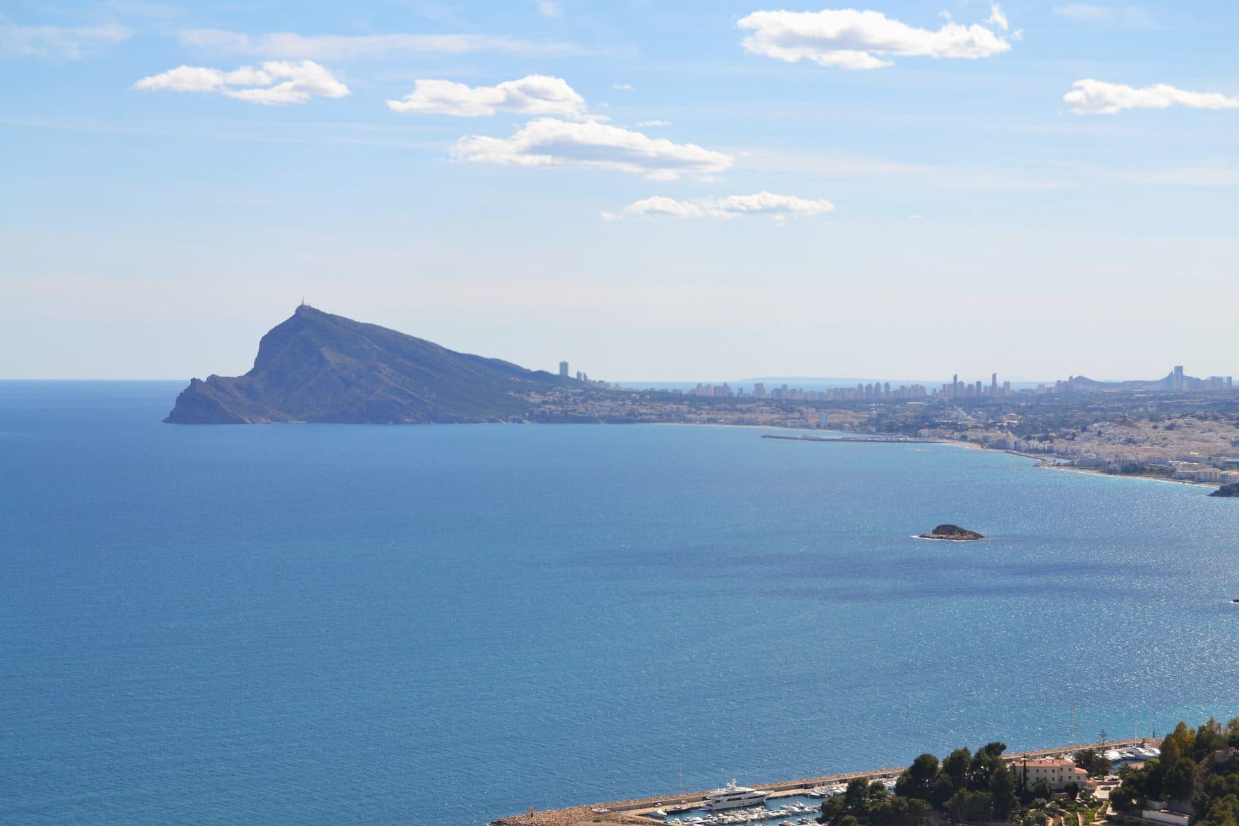 La bahía de Altea vista desde el castellet del Mascarat, con el Peñón de Ifach al fondo