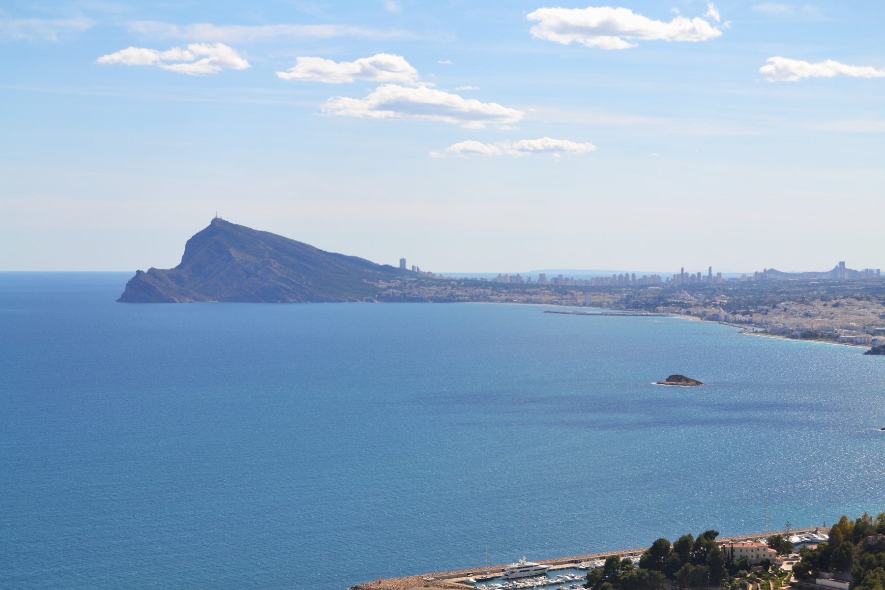 La bahía de Altea vista desde el castellet del Mascarat, con el Peñón de Ifach al fondo