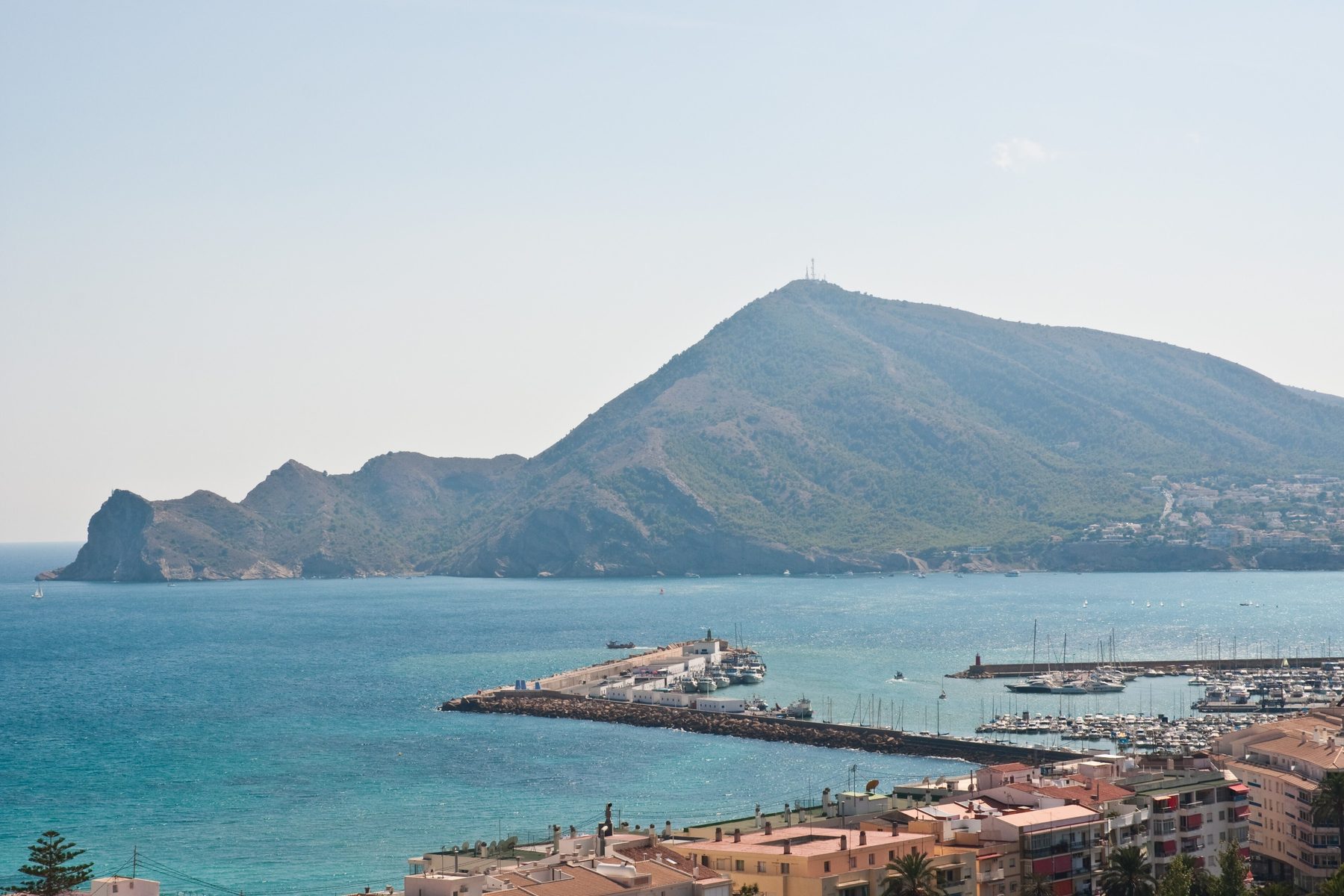 La bahía de Altea con el agua turquesa y el Peñón de Ifach al fondo