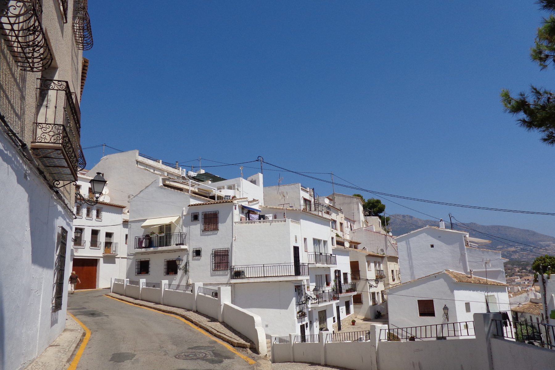 Casas blancas escalonadas en la ladera del casco antiguo de Altea