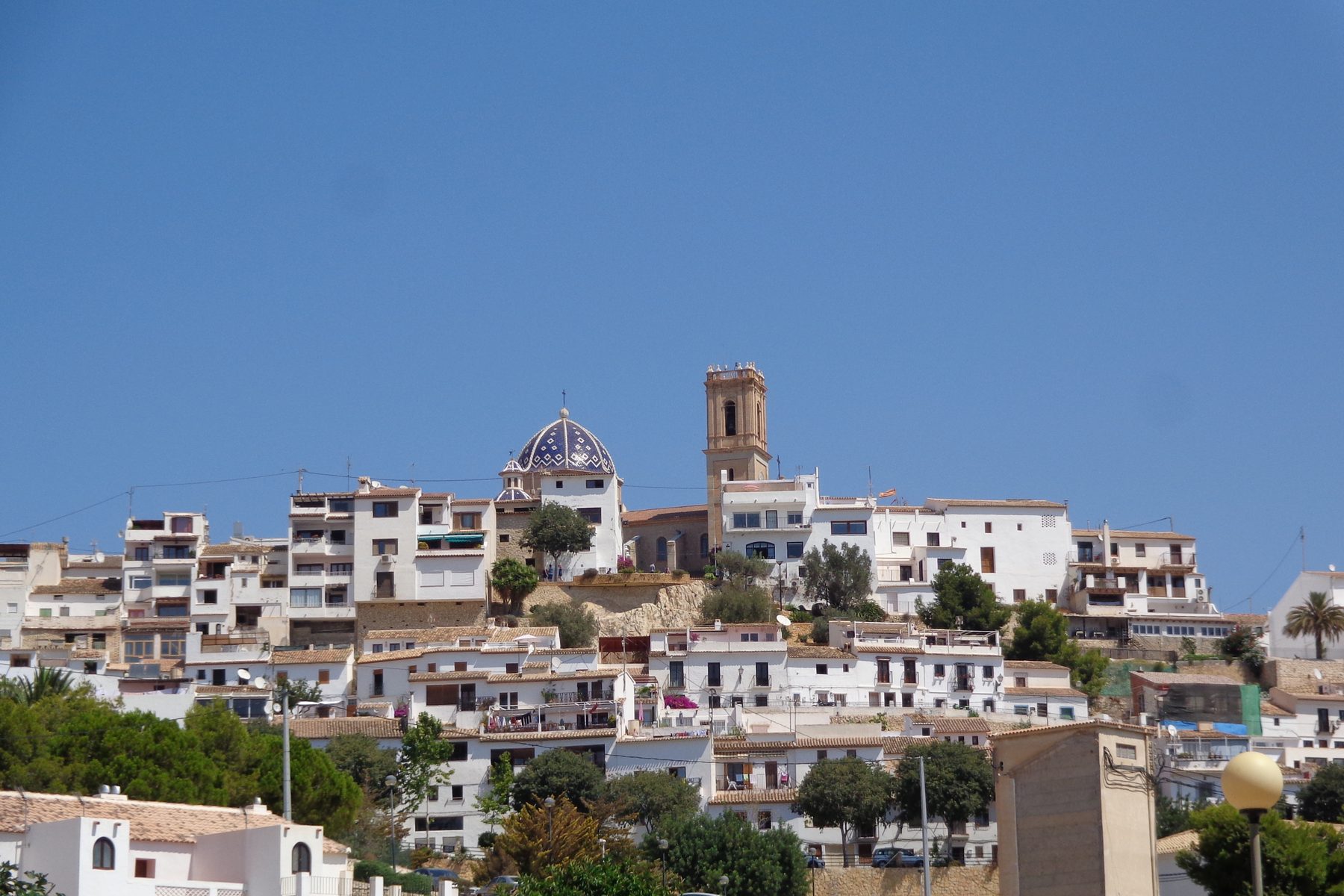 El casco antiguo de Altea encaramado a la colina, con la iglesia de las cúpulas azules en lo alto