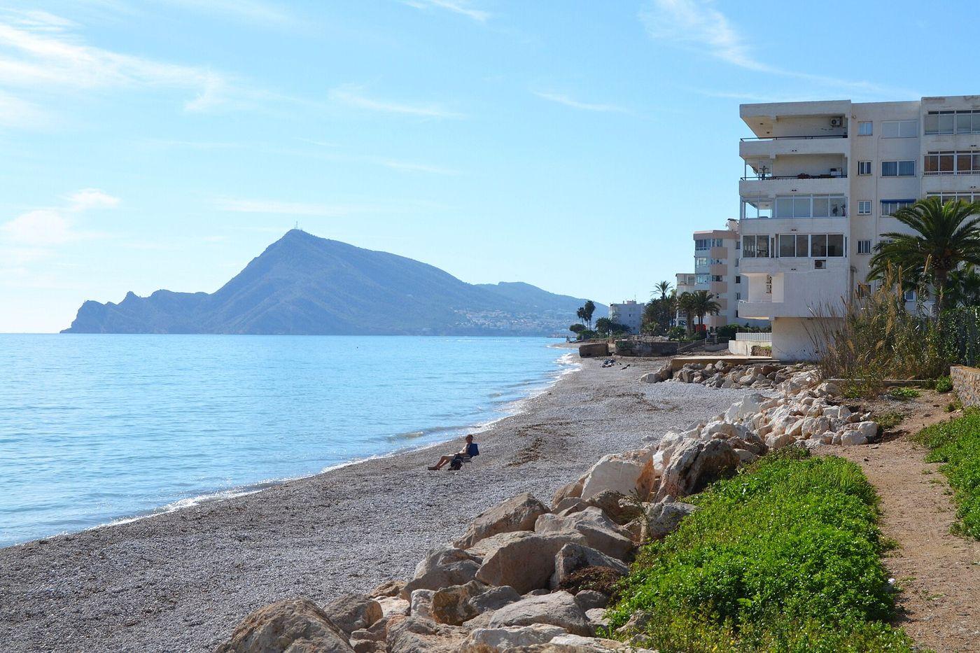 La playa de Cap Negret en Altea, con la sierra Helada al fondo