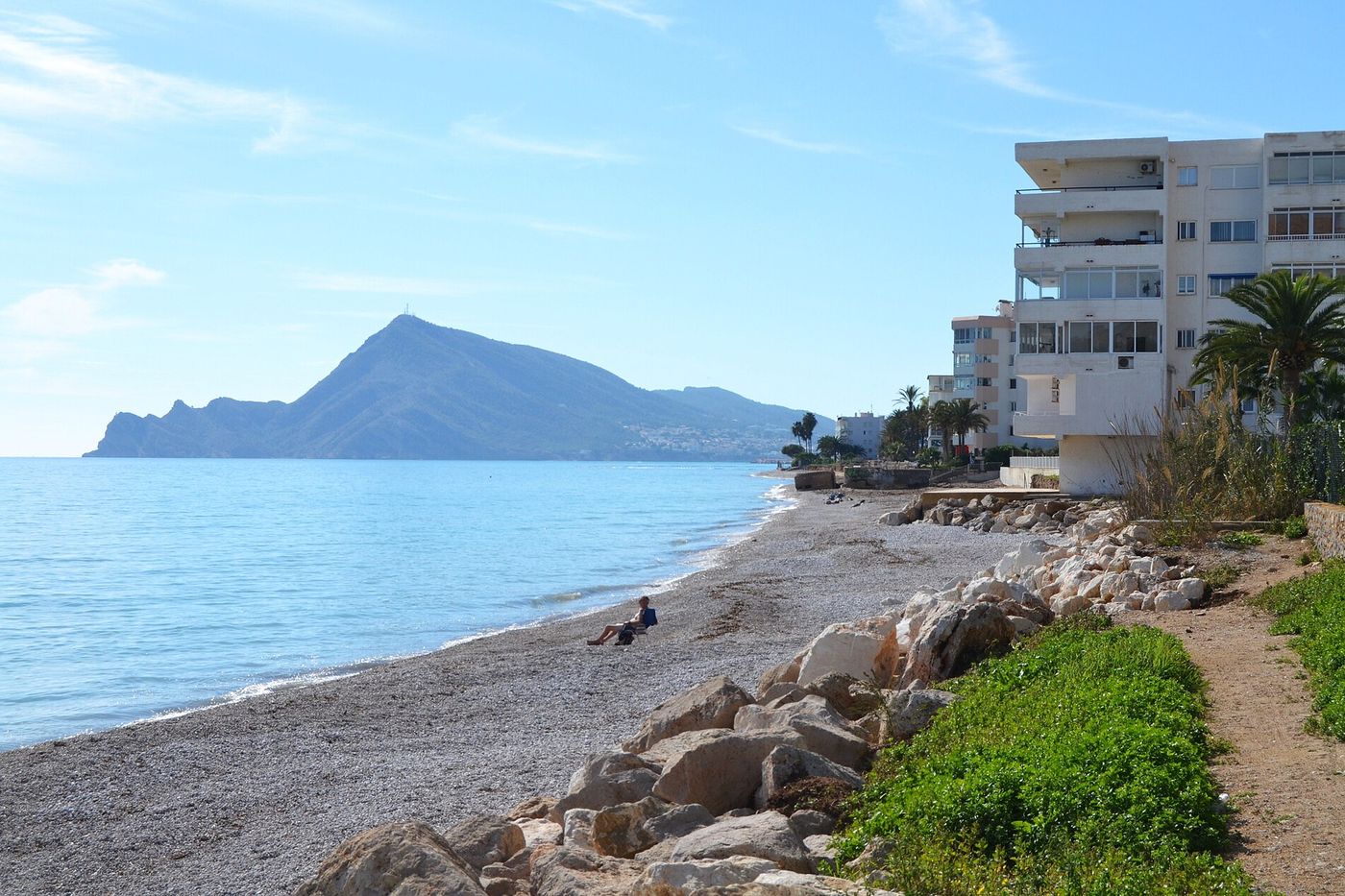 La playa de Cap Negret en Altea, con la sierra Helada al fondo