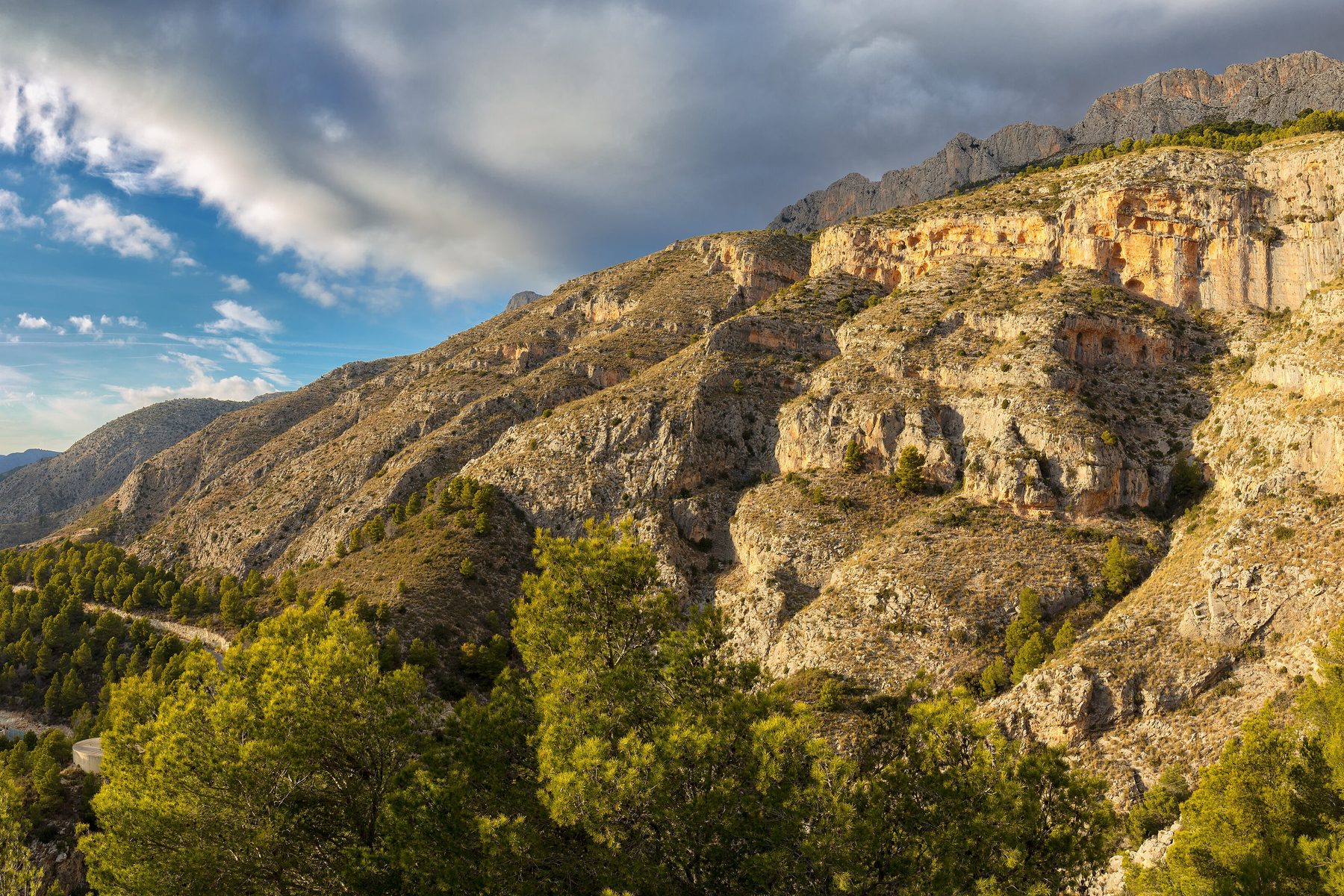 La sierra de Bernia sobre la urbanización de Altea Hills