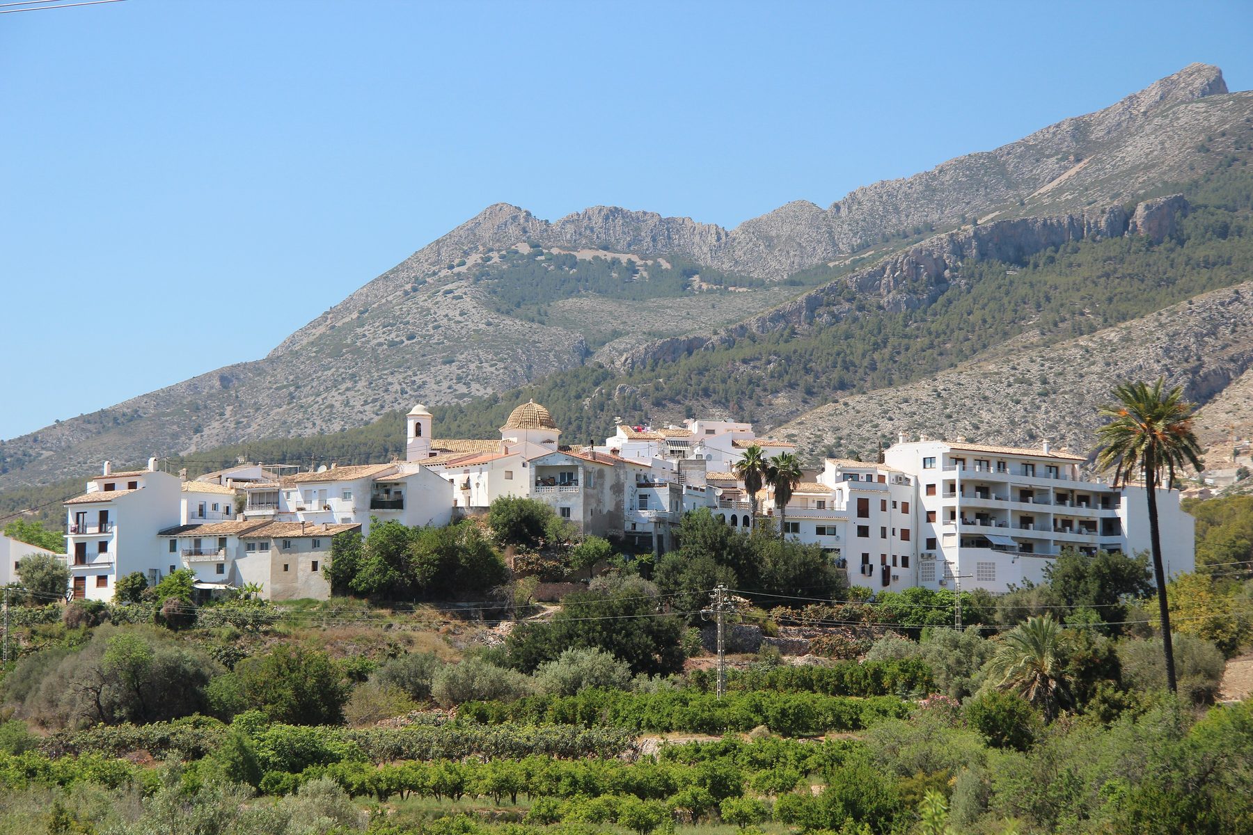 El núcleo de Altea la Vella entre huertos, al pie de la sierra