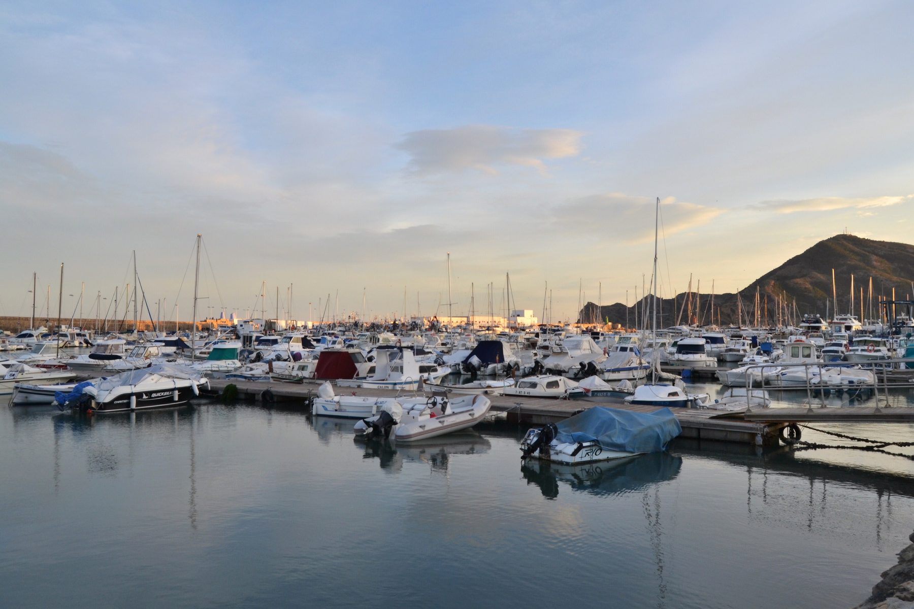 Veleros amarrados en la marina de Altea