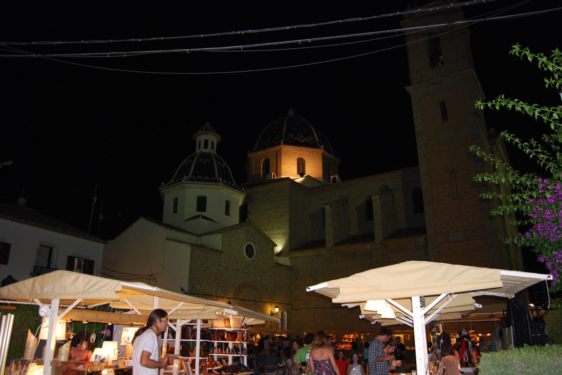 El mercado de artesanía de Altea al anochecer, junto a la iglesia