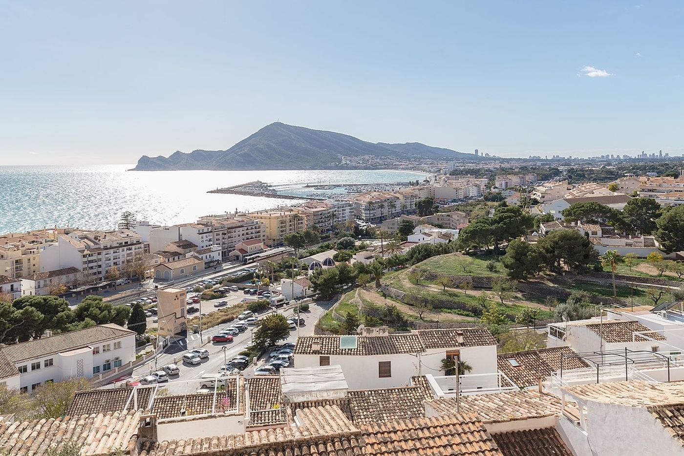 Panorámica de Altea con el Peñón de Ifach al fondo