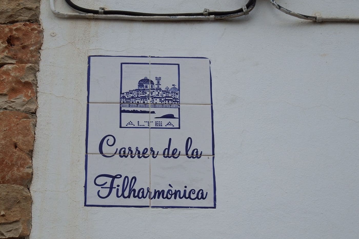 Placa de cerámica del Carrer de la Filharmònica, en Altea