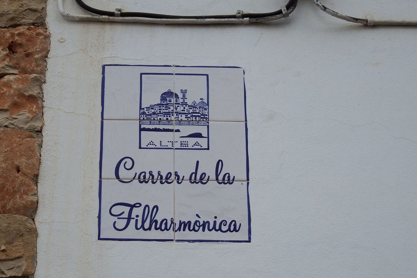 Placa de cerámica del Carrer de la Filharmònica, en Altea