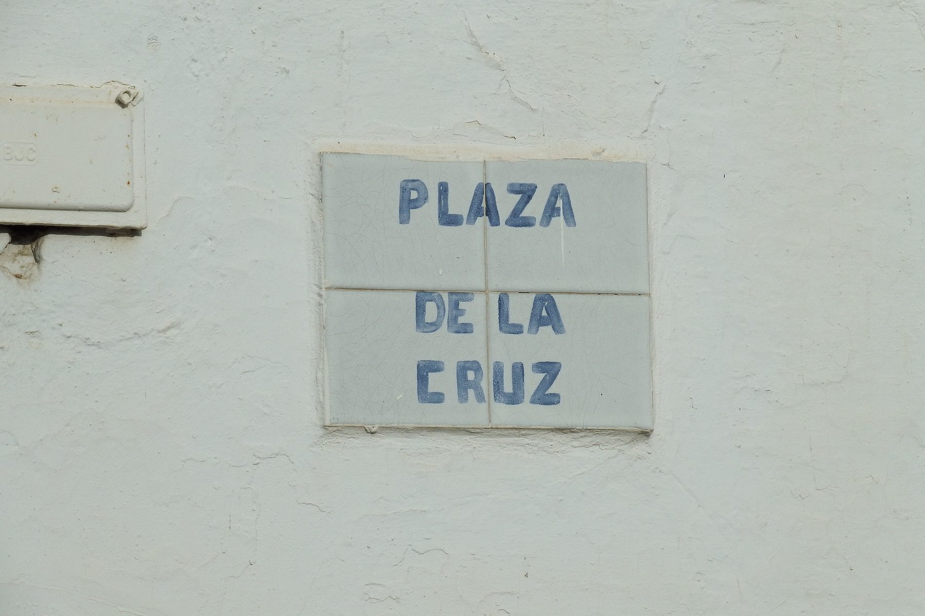 Placa de cerámica de la Plaza de la Cruz en el casco antiguo de Altea