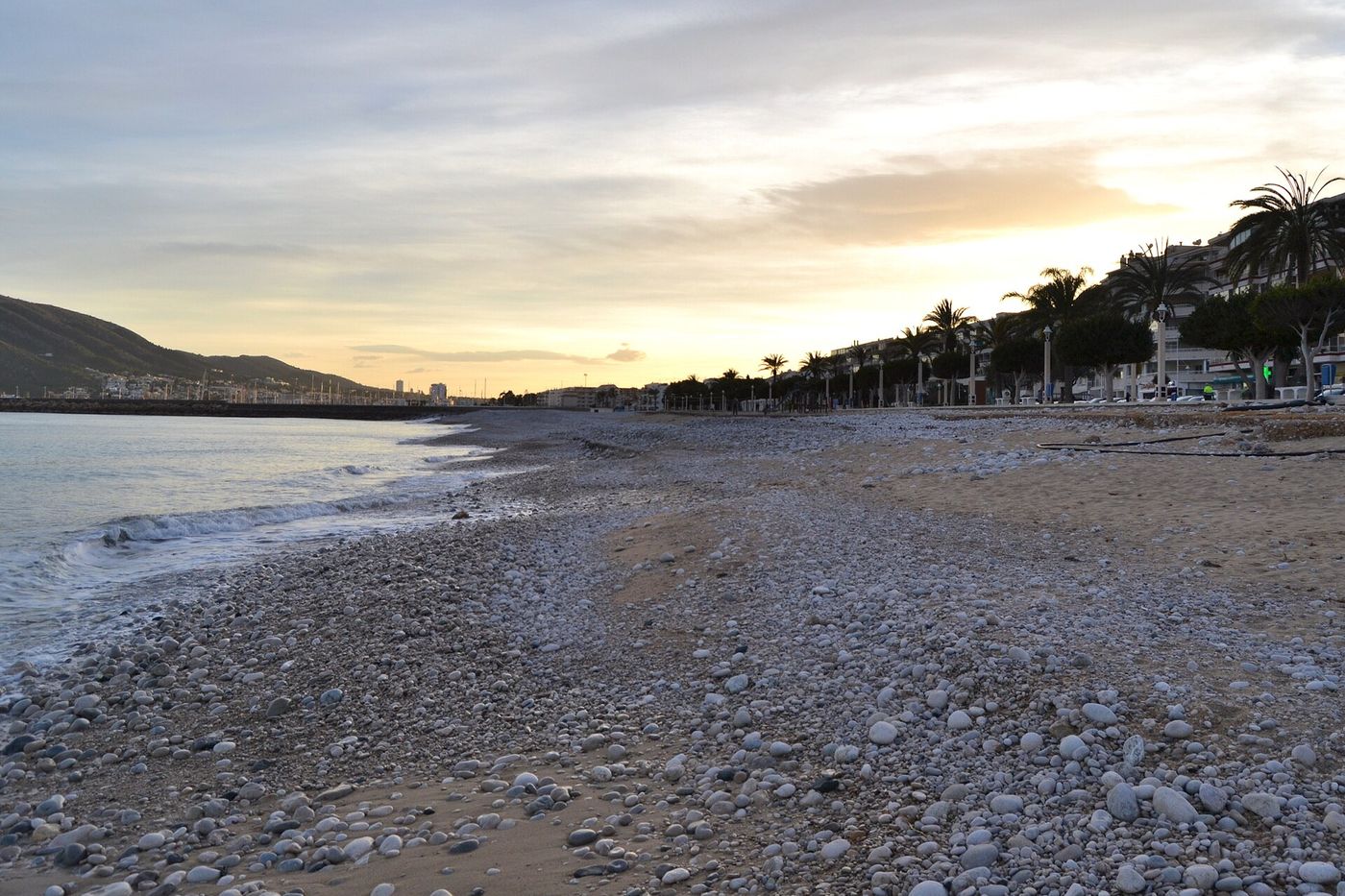 Playa de cantos rodados de Altea al atardecer