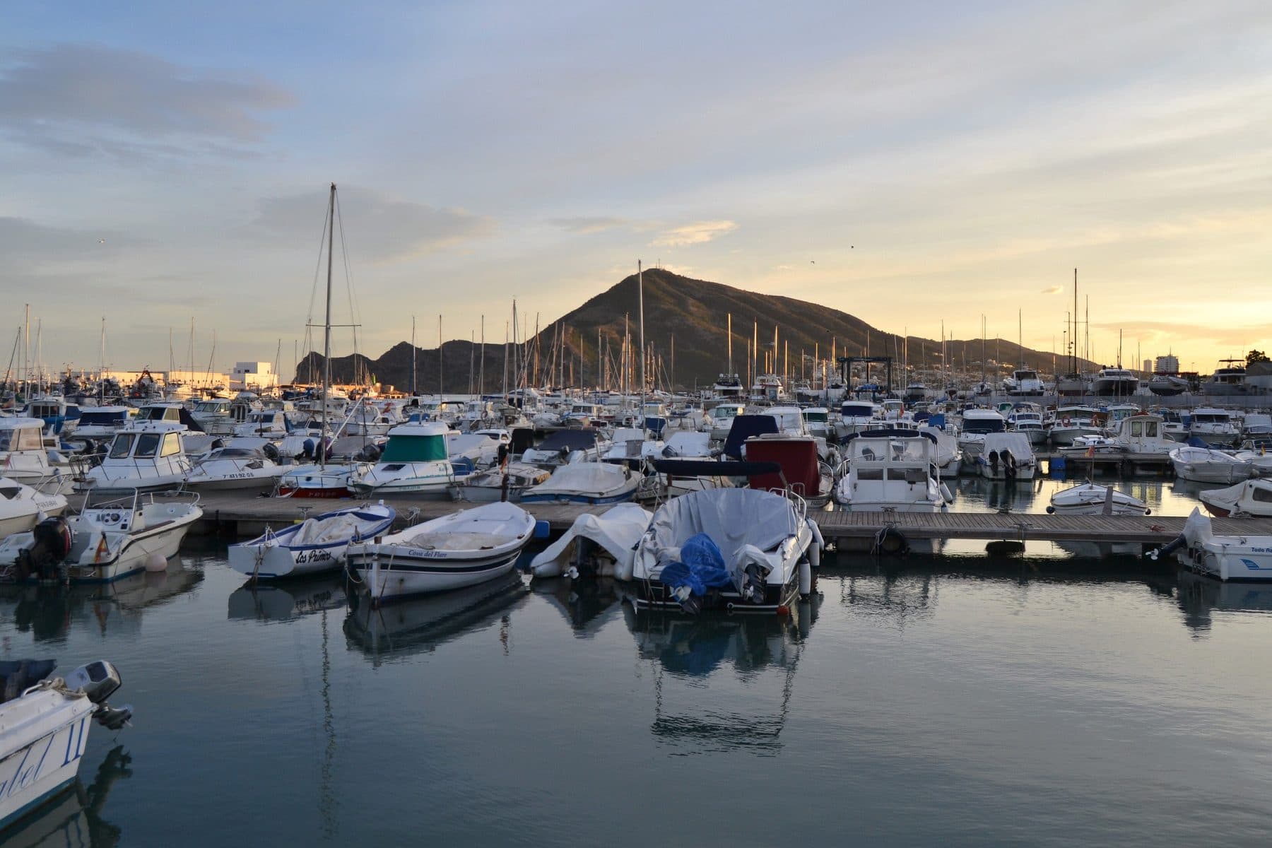 Barcas amarradas en el puerto de Altea con la luz del atardecer