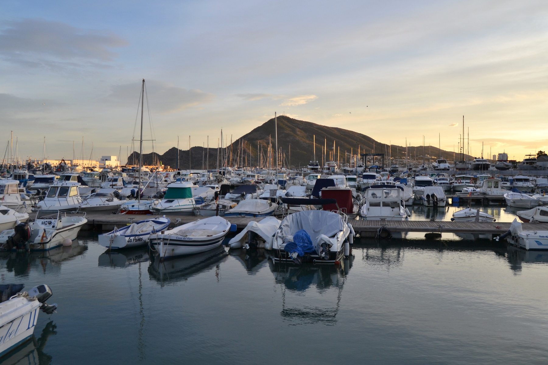 Barcas amarradas en el puerto de Altea con la luz del atardecer