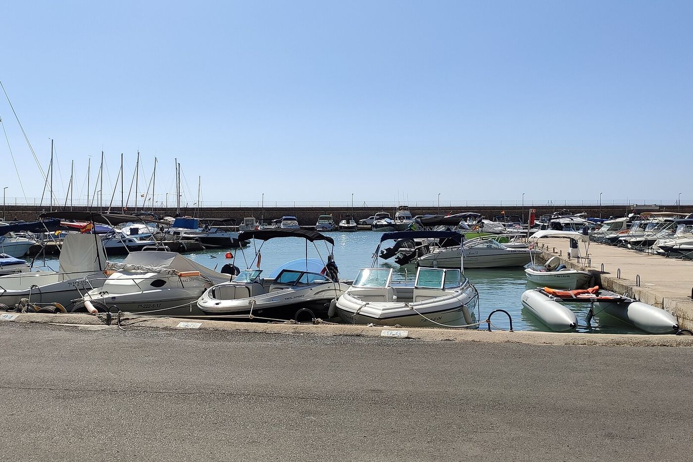 Barcas de pesca amarradas en el puerto de Altea