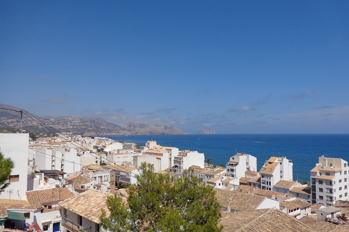 Los tejados de Altea con el mar de fondo