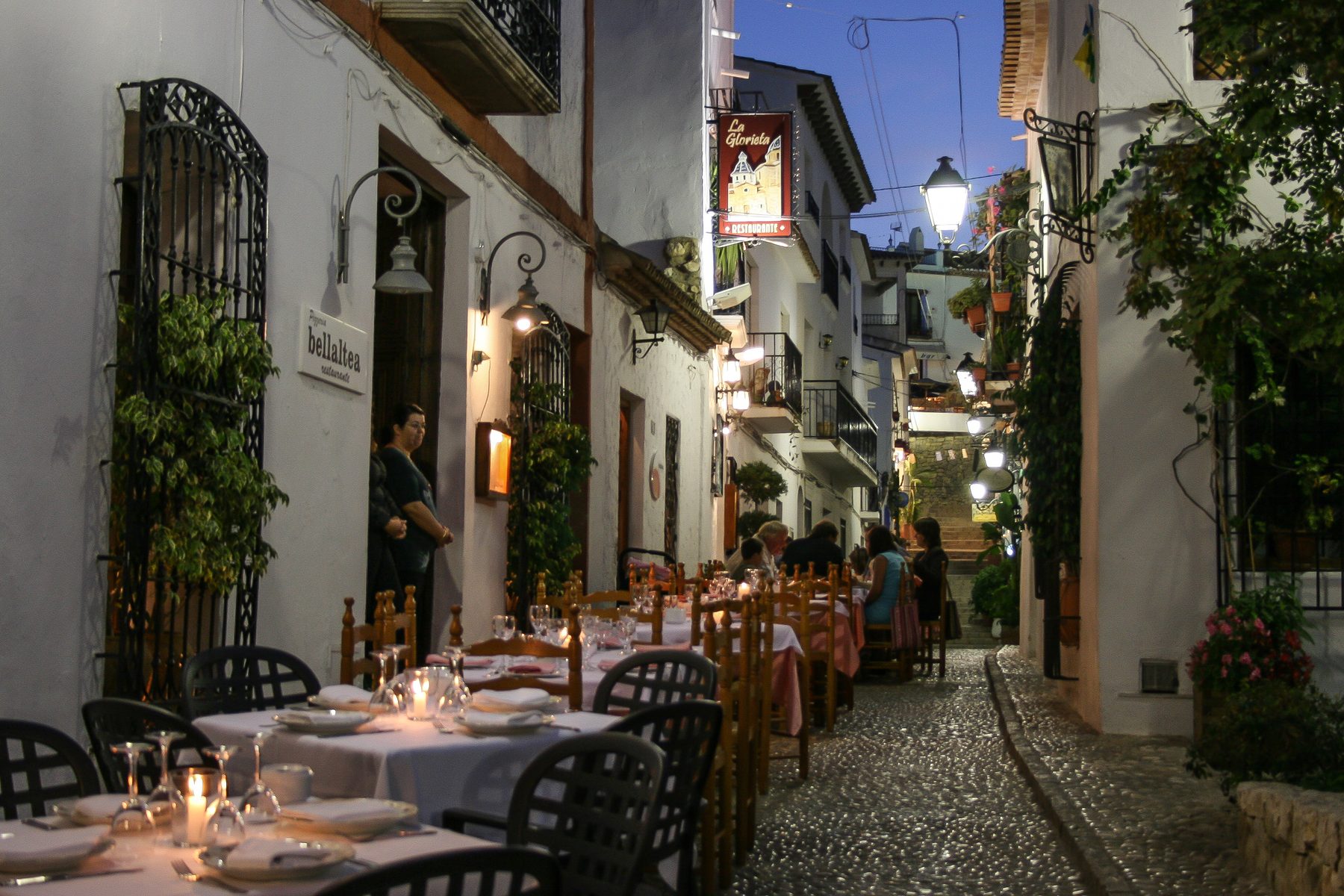 Terraza de restaurante en una calle del casco antiguo de Altea al anochecer