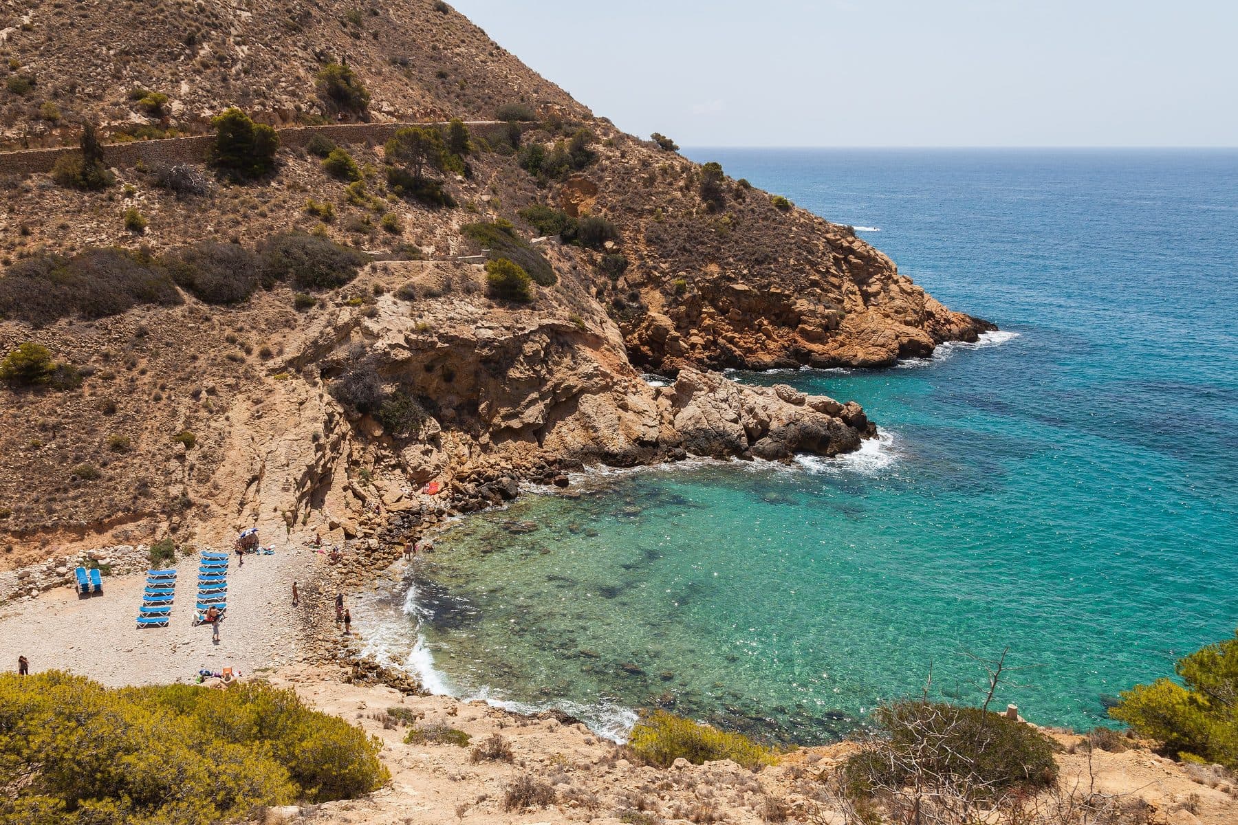 Cala de agua turquesa entre acantilados en la costa de la Marina Baixa