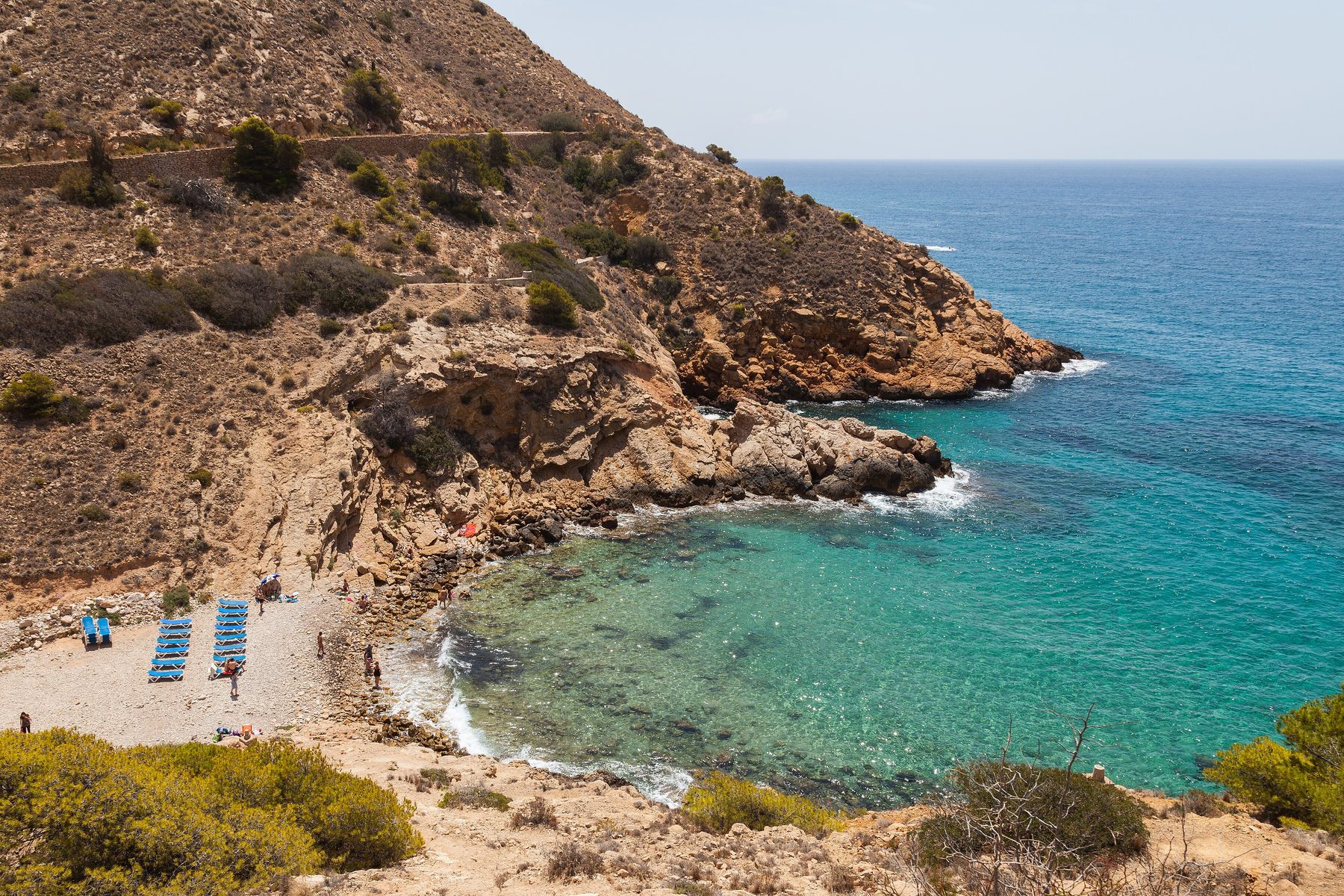 Cala de agua turquesa entre acantilados en la costa de la Marina Baixa