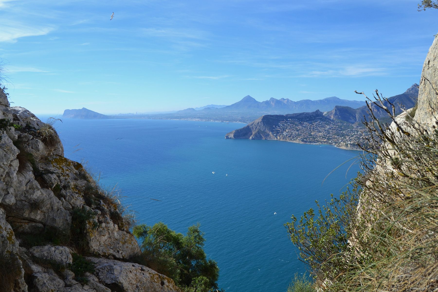 La bahía de Calpe y Altea vista desde lo alto del Peñón de Ifach