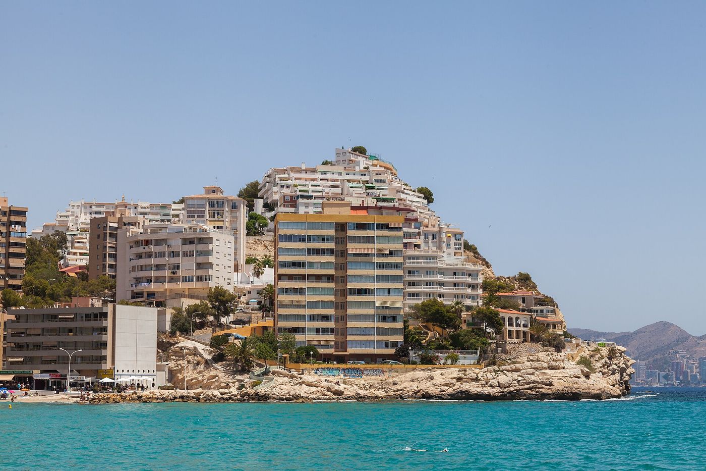 Edificios sobre el agua turquesa de la Marina Baixa