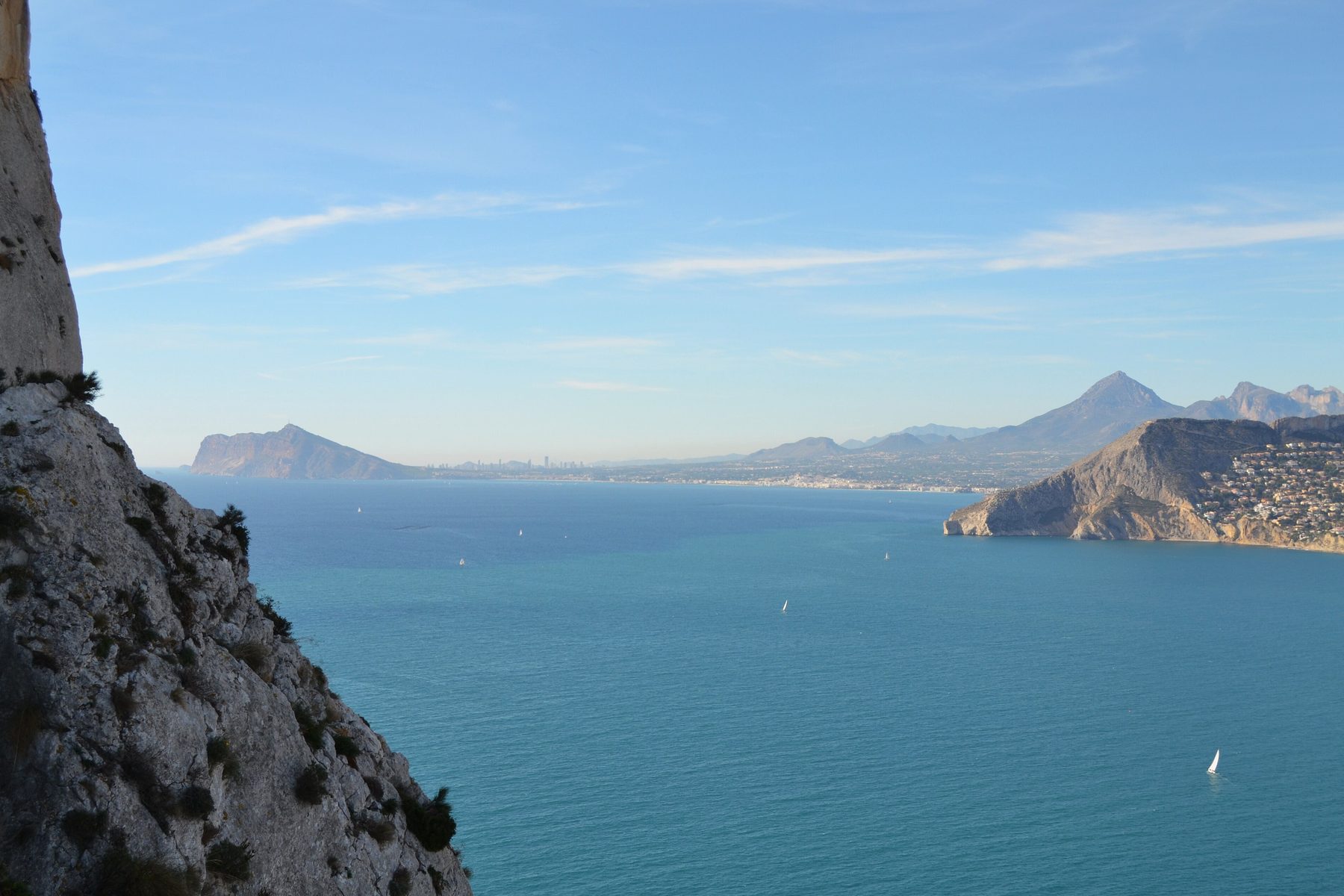 La costa de la Marina Baixa vista desde lo alto, con el Peñón de Ifach