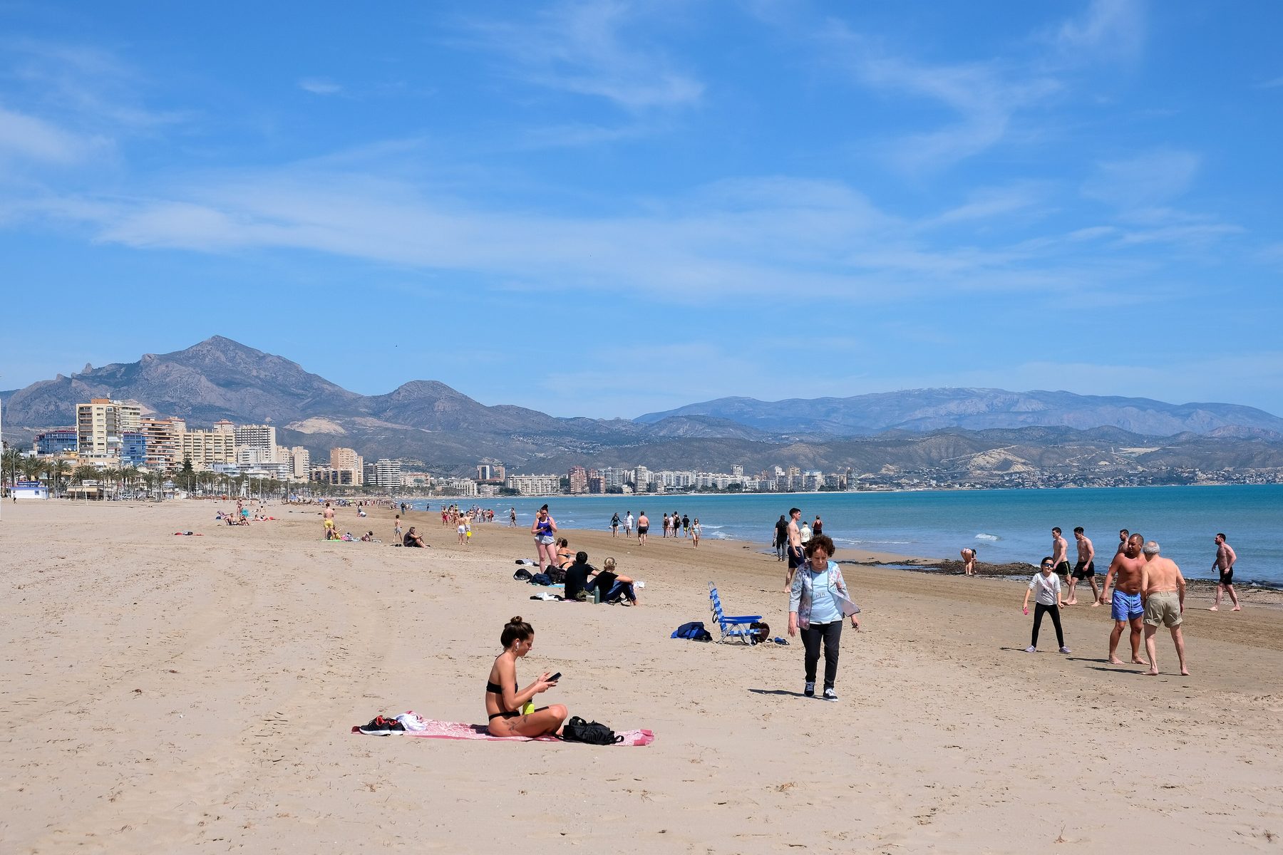 Playa de la Costa Blanca con bañistas en un día de verano