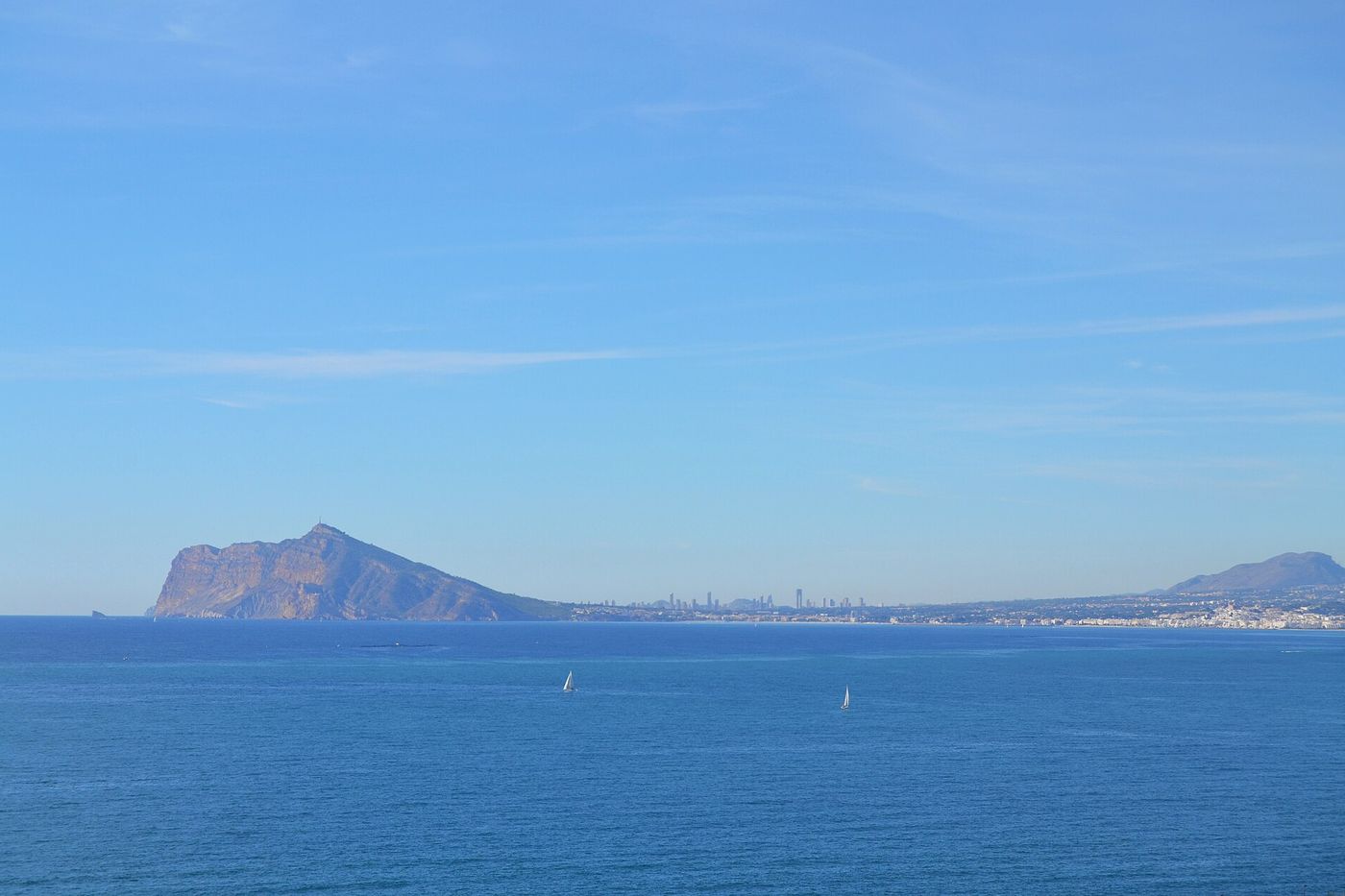 La sierra Helada y Benidorm vistos desde el Peñón de Ifach