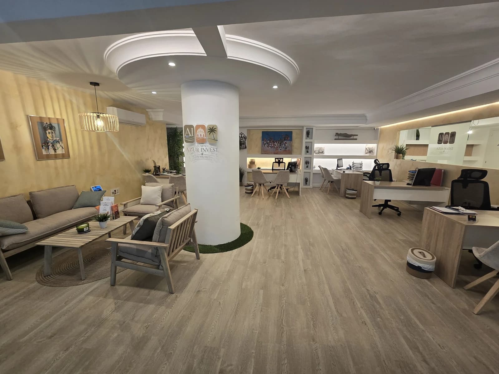 Interior de la oficina de Azur Invest en Altea, con zona de atención y sala de espera
