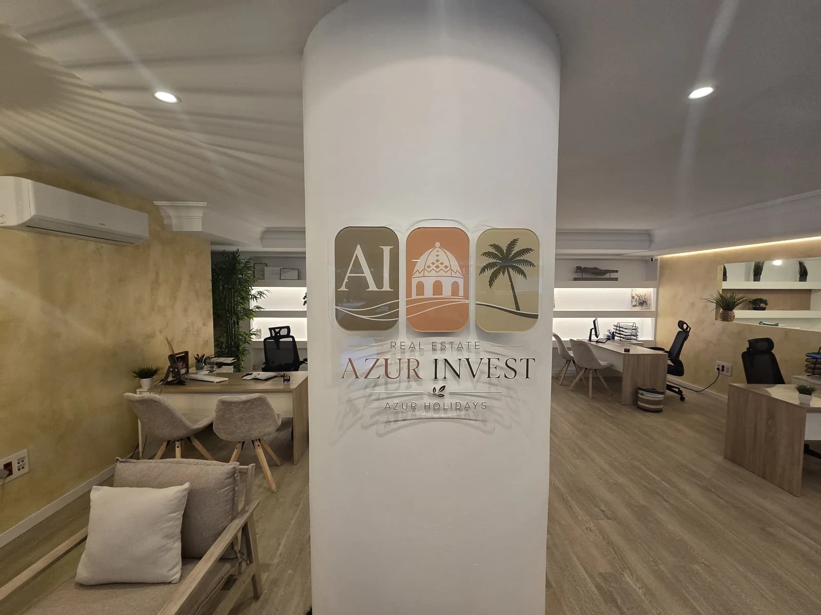 Logotipo de Azur Invest en la columna central de su oficina en Altea