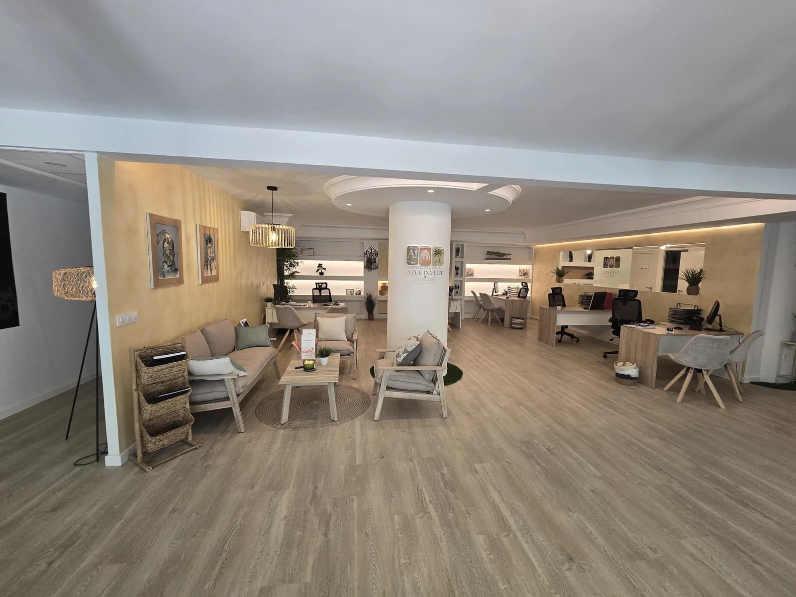 Interior de la oficina de Azur Invest en Altea, con zona de atención y sala de espera