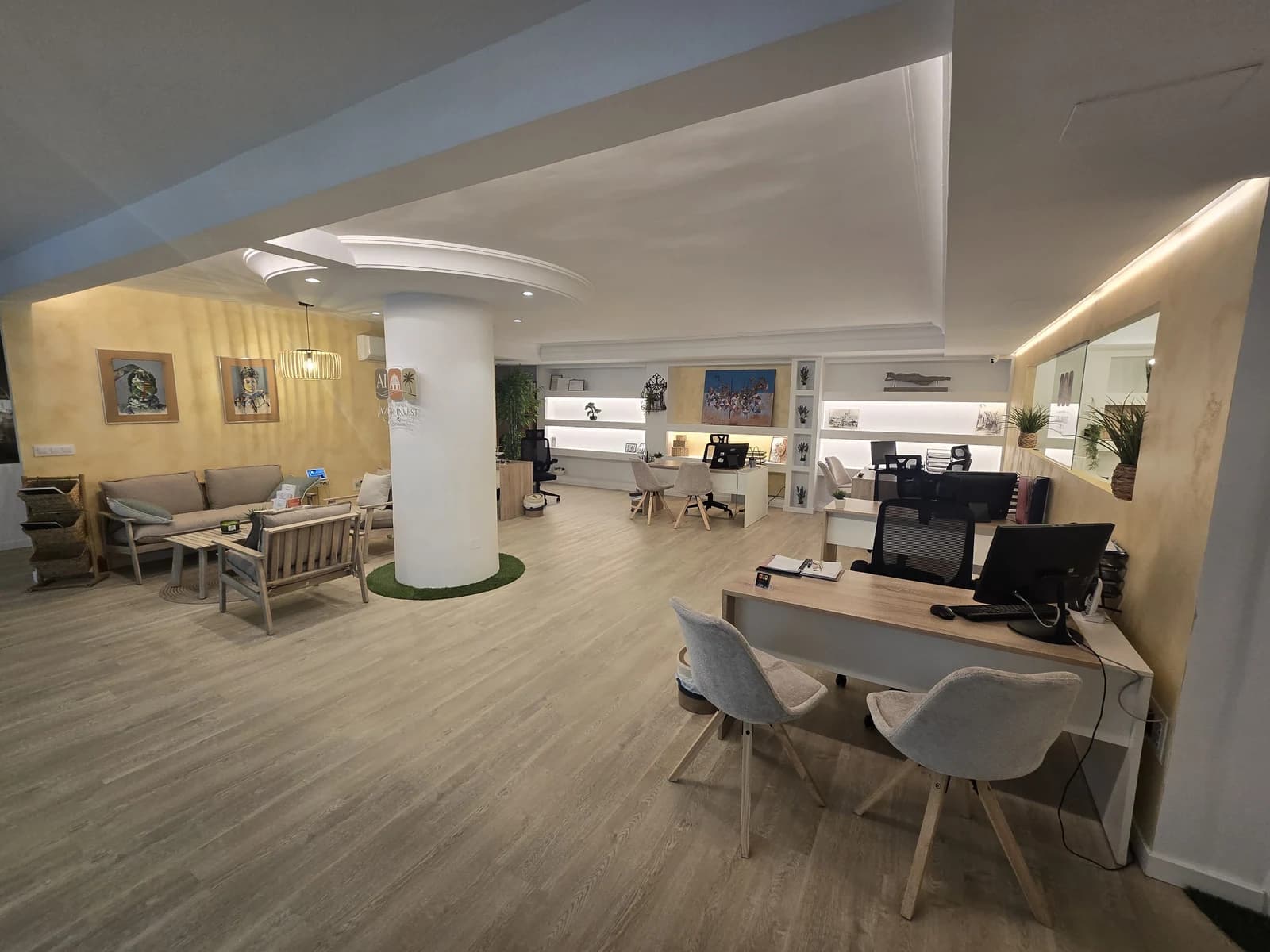 Interior de la oficina de Azur Invest en Altea, con zona de atención y sala de espera
