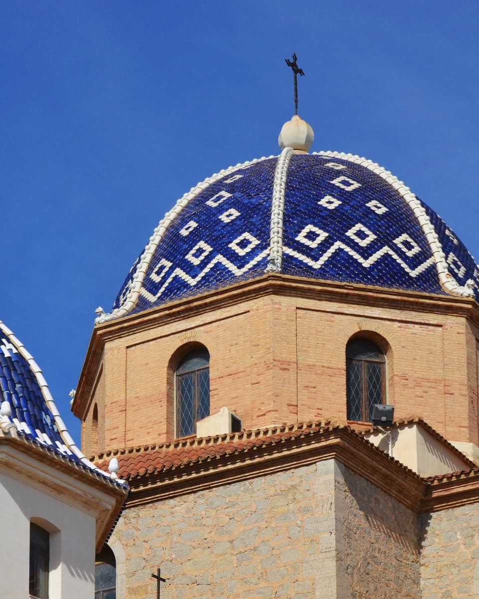Las cúpulas azules de la iglesia de Nuestra Señora del Consuelo, en el casco antiguo de Altea